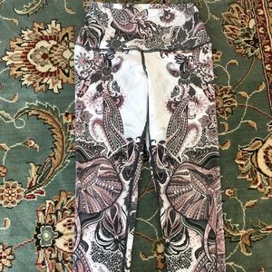 BOGO Excellent condition workout leggings w/ 🐘